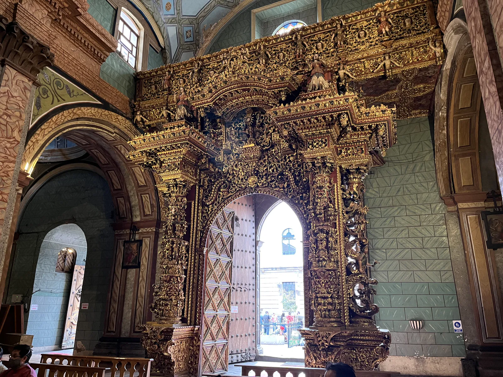 基多大教堂附属礼拜堂圣器室的巴洛克式门廊