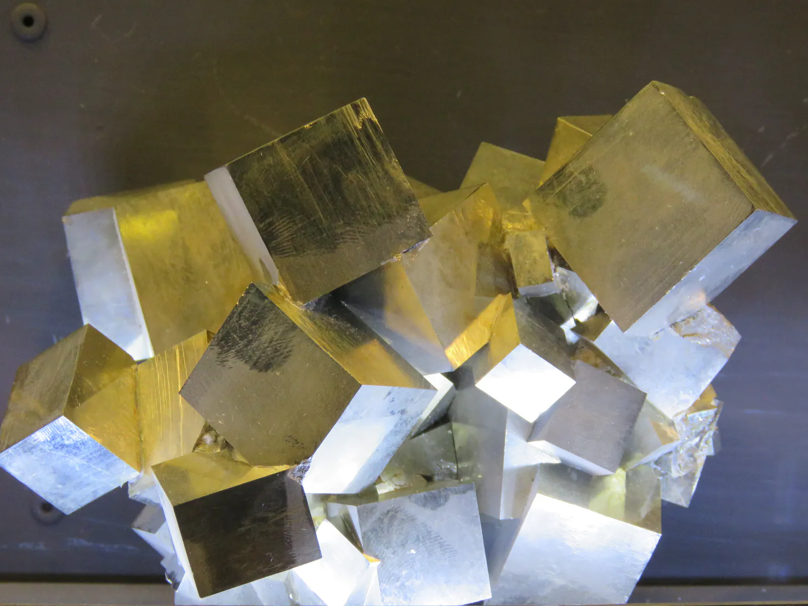 黄鉄鉱のクラスター