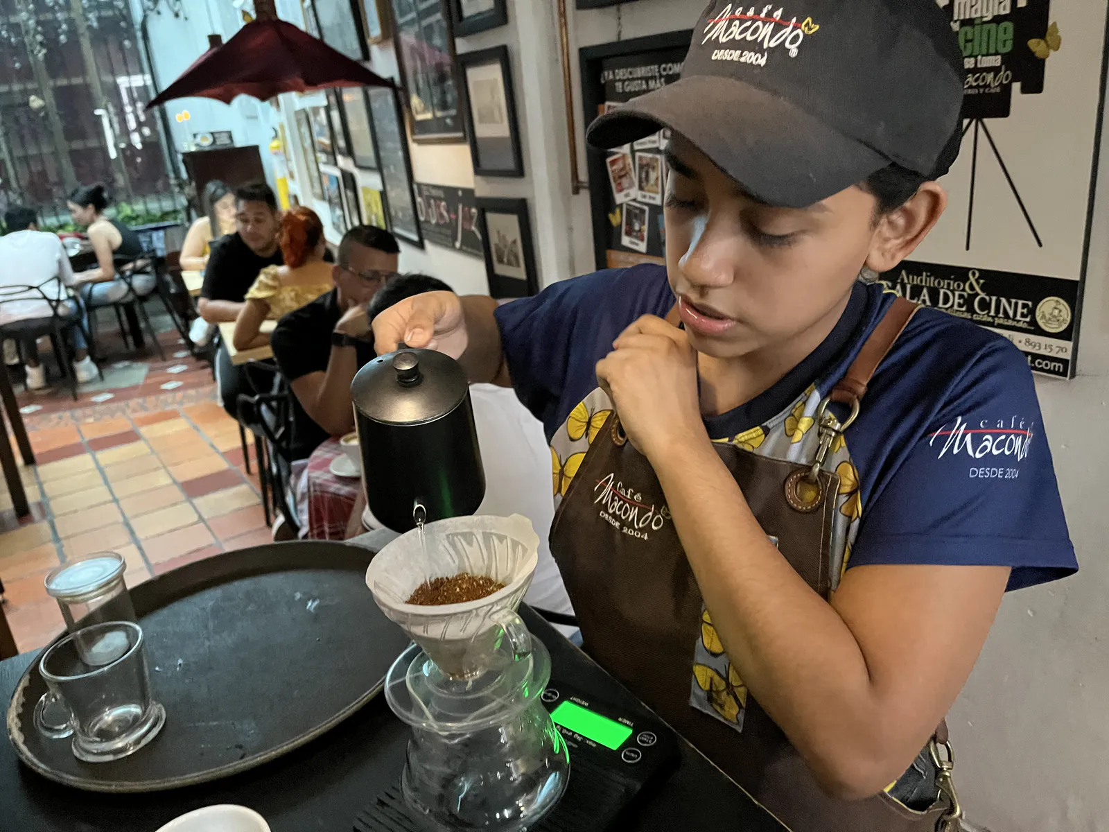 バリスタがV60でコーヒーを抽出する様子