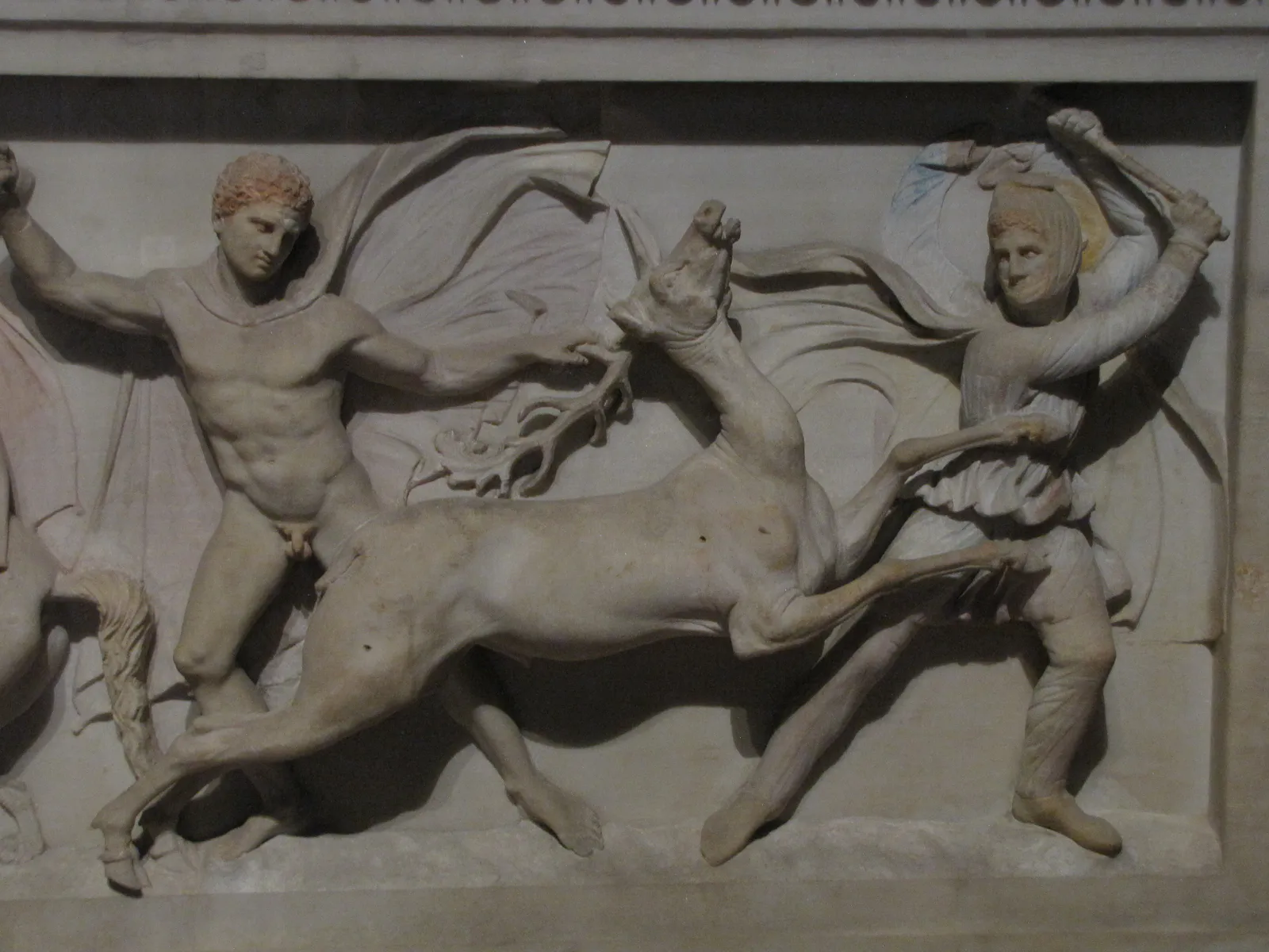 带浮雕雕刻的亚历山大石棺