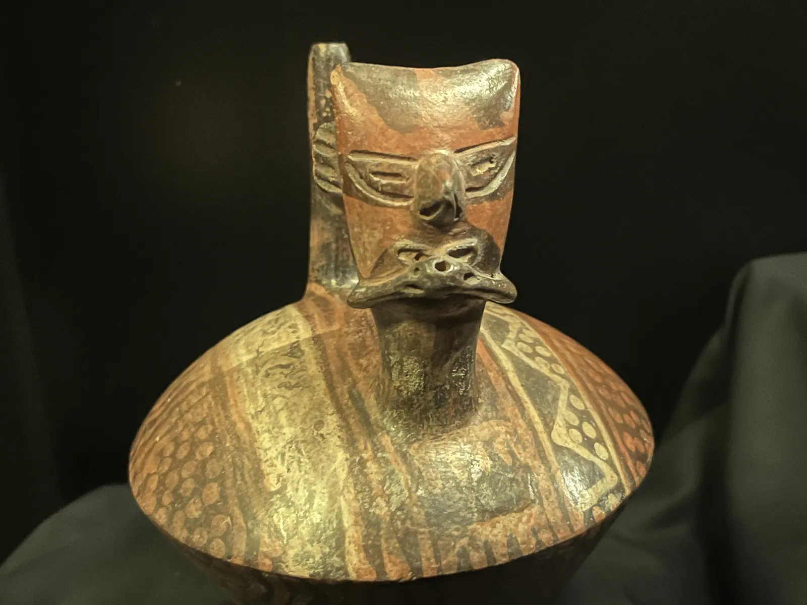 Vasija con Pico de Estribo en Forma de Felino