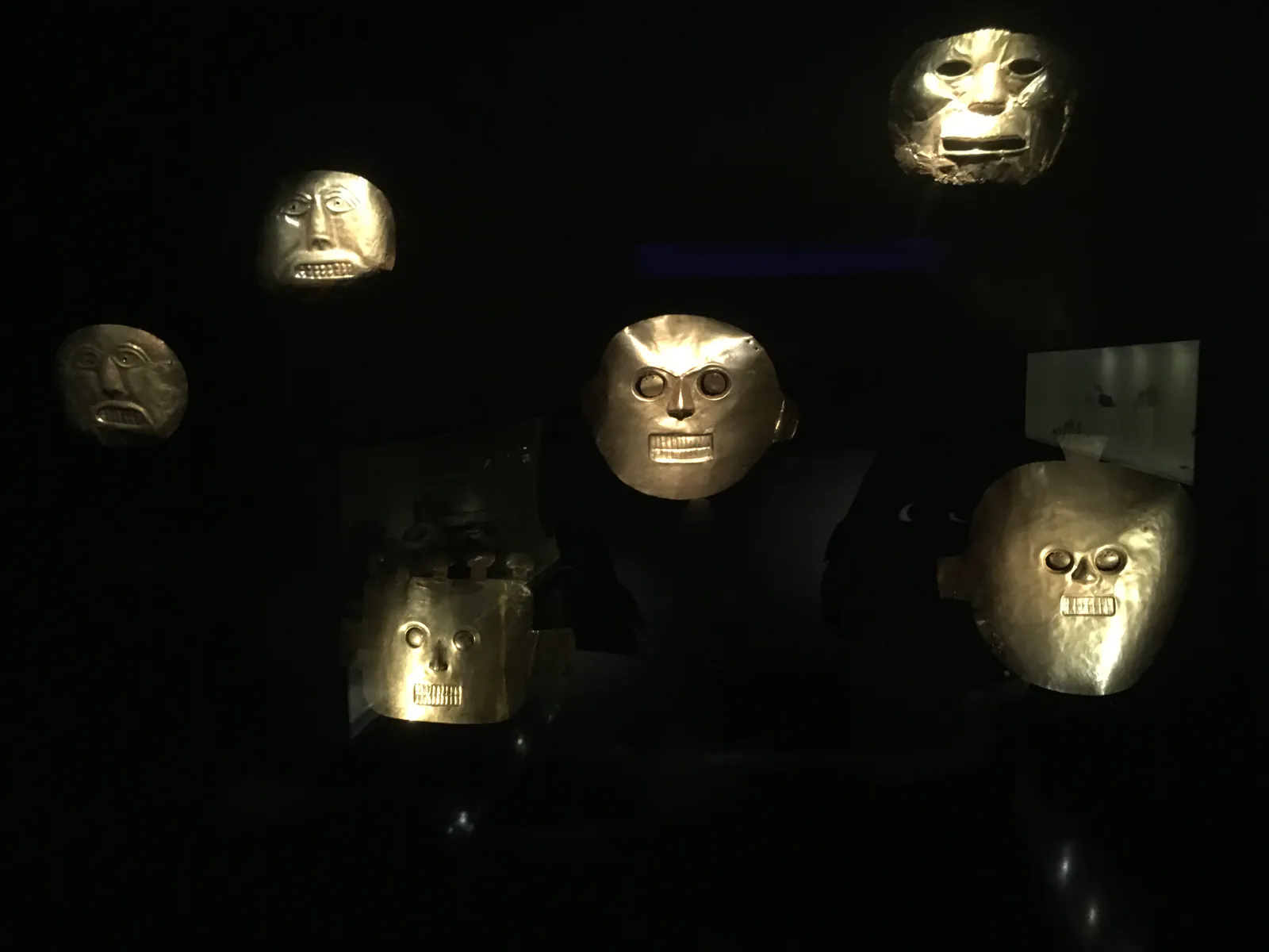 Goldene Totenmasken der Quimbaya