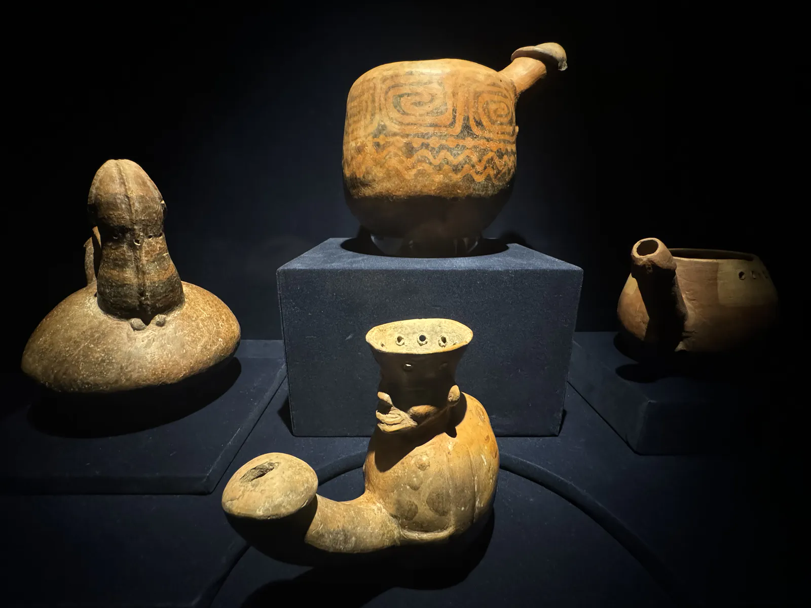 남근 모양 주둥이가 있는 도기 병