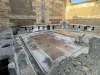 奥斯提亚的古罗马公共厕所