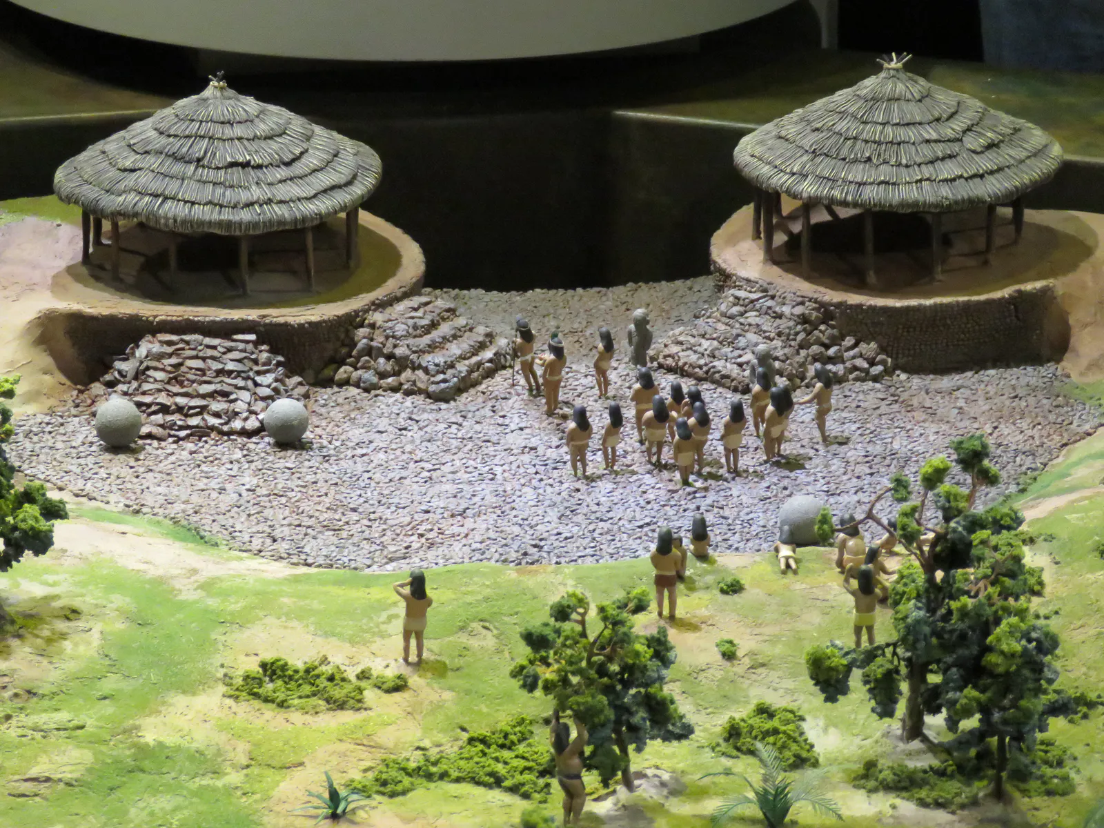 ディキス集落の儀礼広場と首長の住居