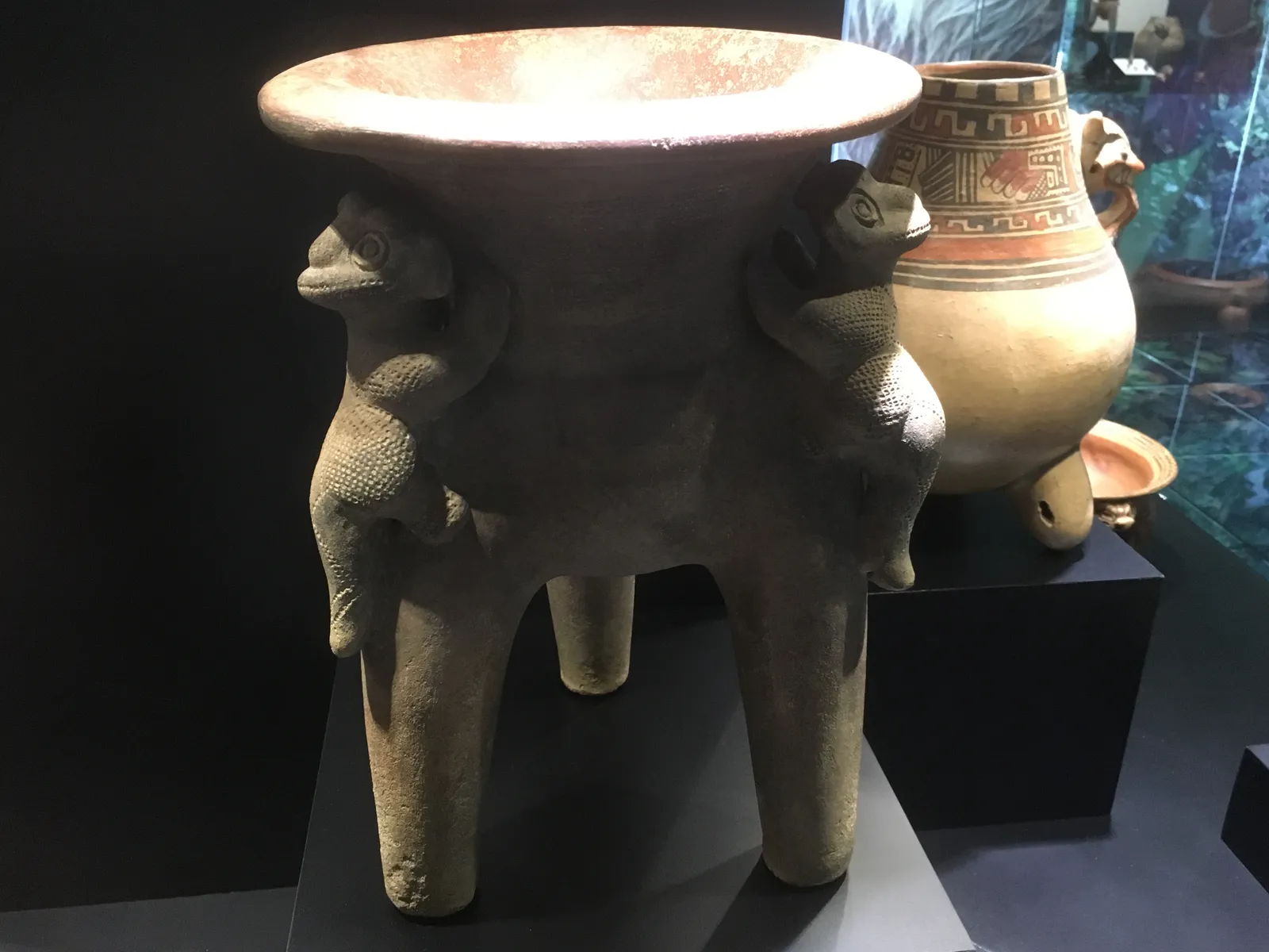 وعاء ثلاثي القوائم من الخزف مزين بسحالي