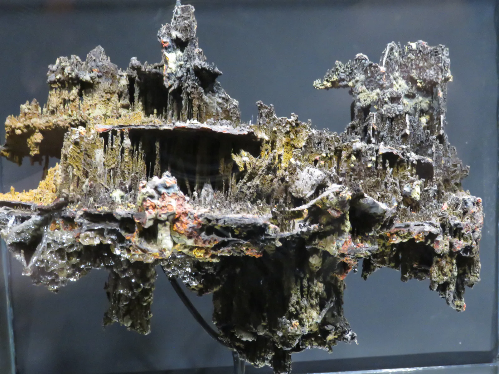 色鮮やかなスラグ鉱物の形成