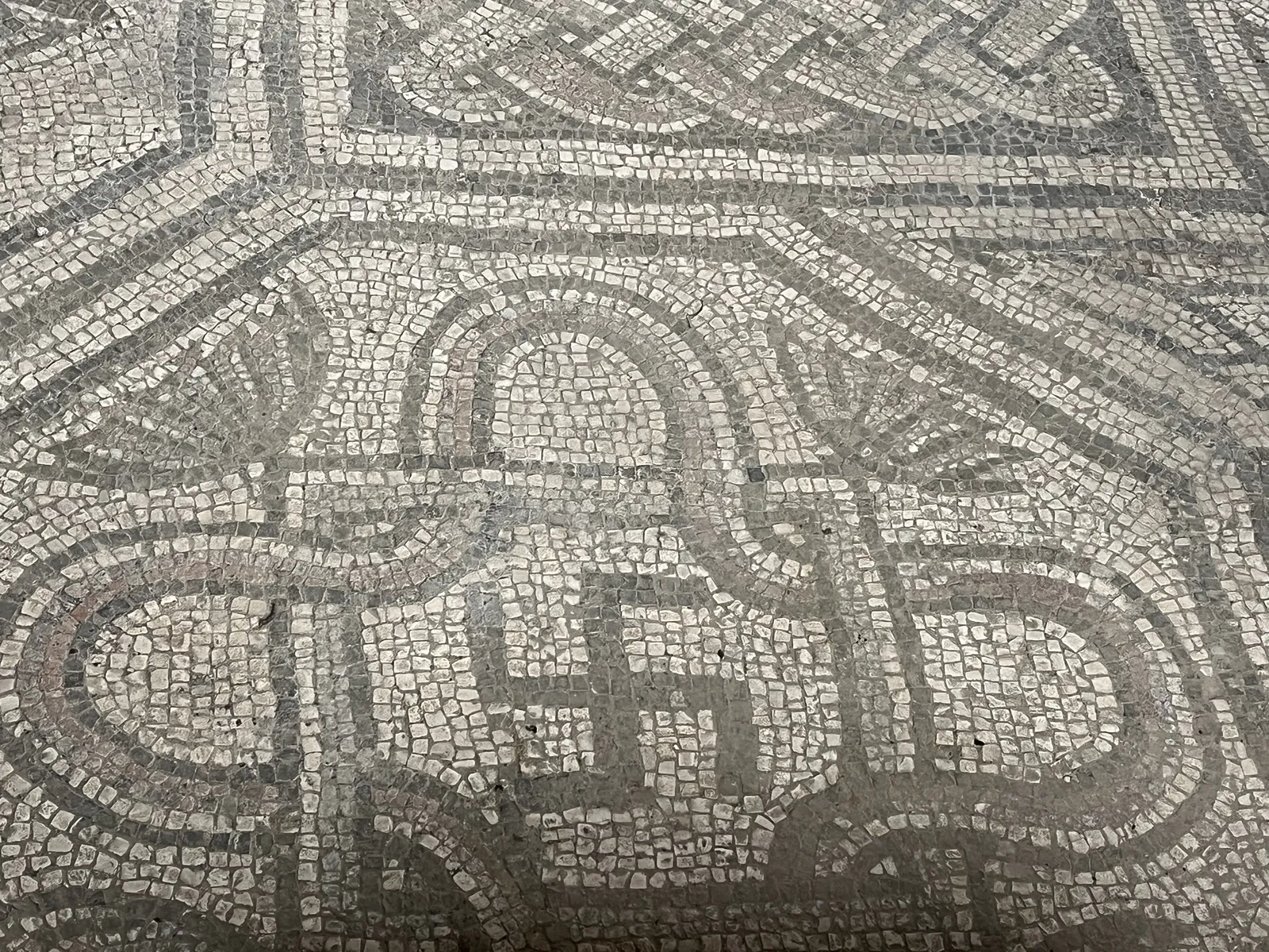 带有卐字图案的几何马赛克