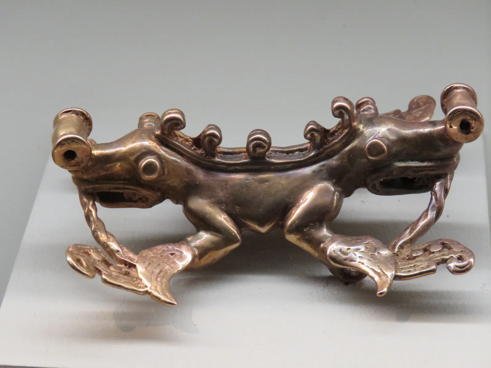 Pendentif Diquís en forme de crocodile à deux têtes