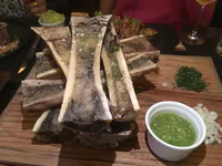 Moelle osseuse rôtie avec salsa de tomatillo