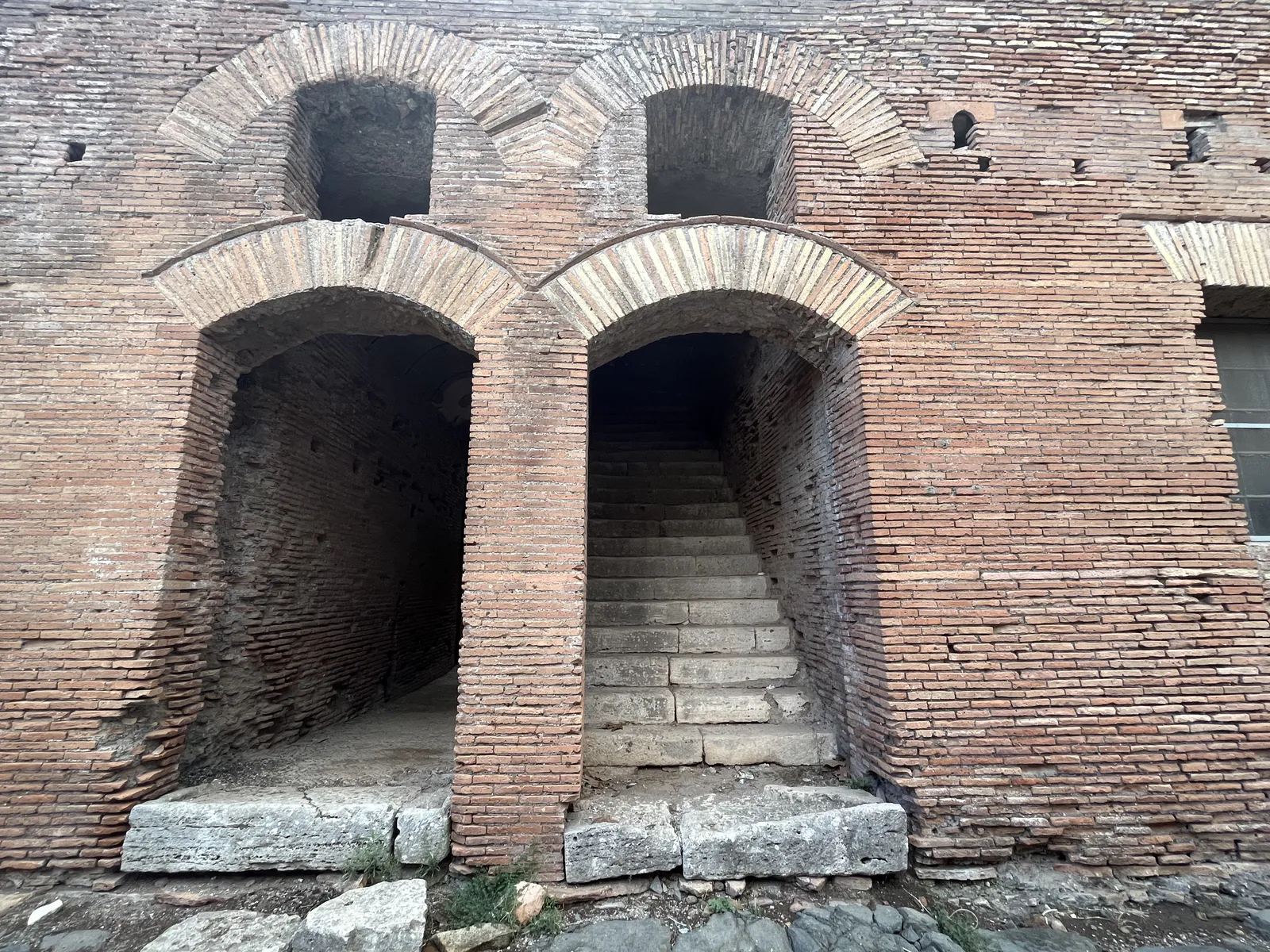 درج مبنى إنسولا من العصر الهدراني