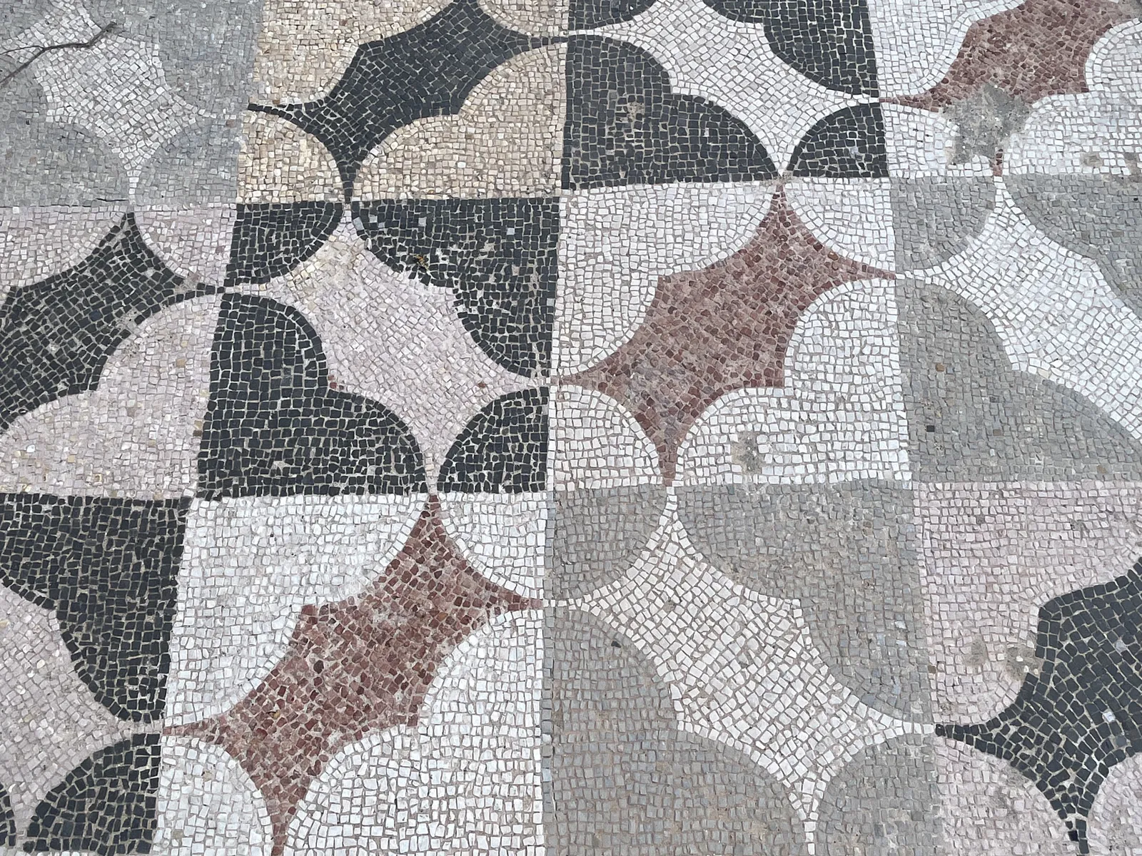 Geometrisches Mosaik mit Vierpässen