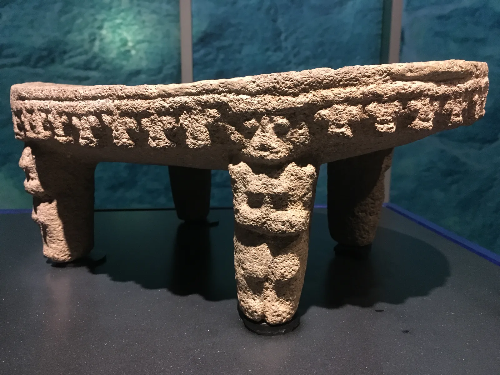 Metate de Nicoya avec support à double figure
