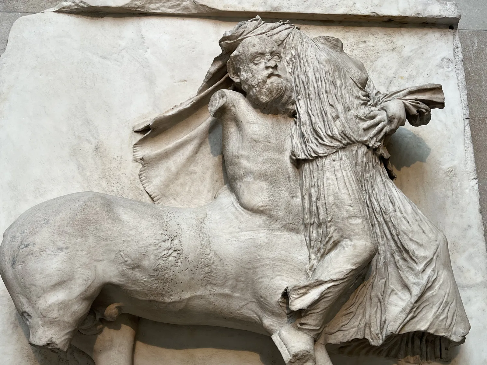 قنطور يختطف فتاة