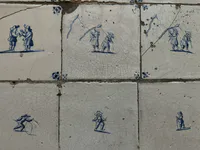 Spielende Kinder auf Delfter Fliesen