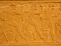 Cipo funerario de Chiusi con relieve de carrera a pie