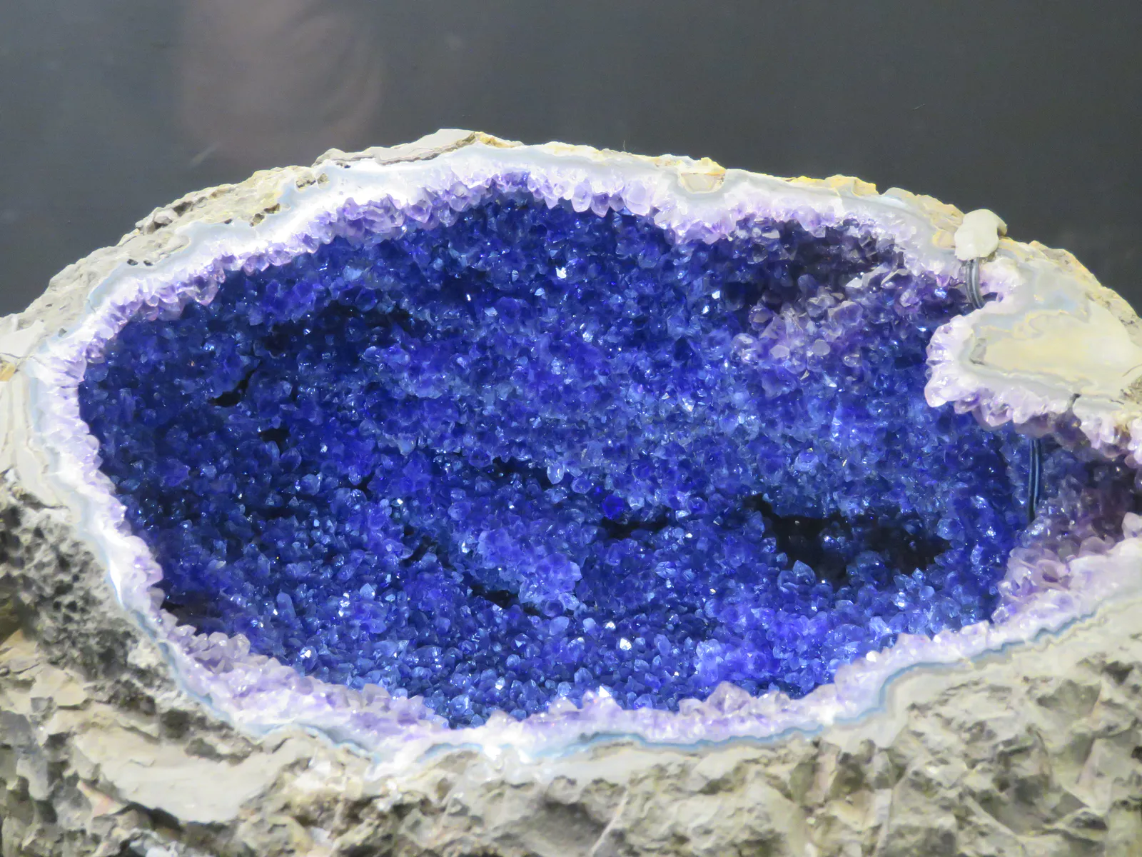 Geode mit Azurit und Quarz