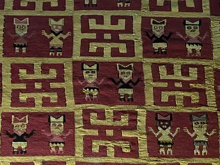 Fragmento textil chimú con diseños geométricos