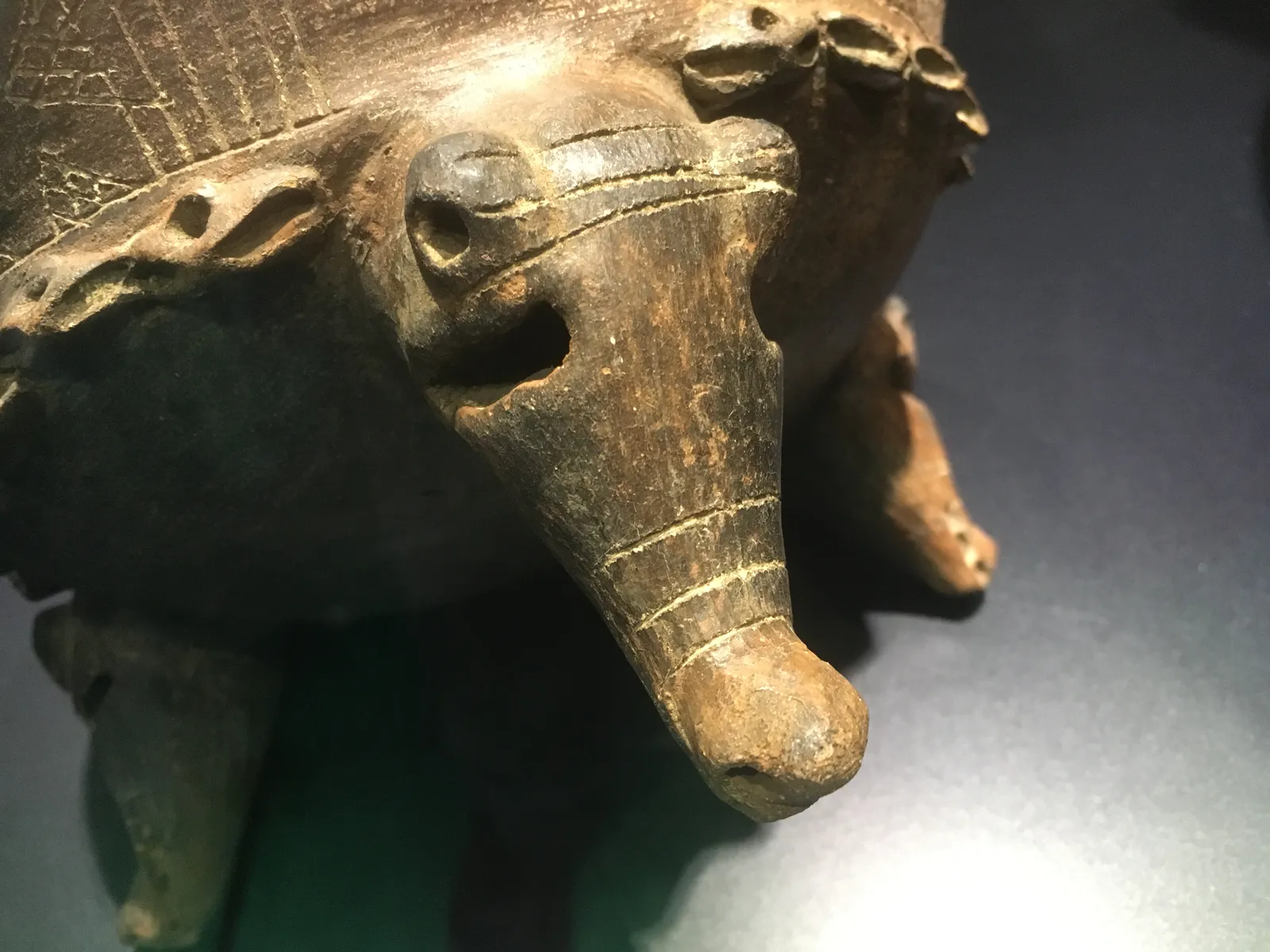 Vase tripode de la Grande Nicoya avec tête de pécari