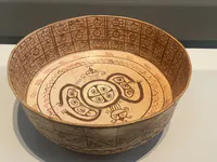 Keramikteller im Cajamarca-Stil