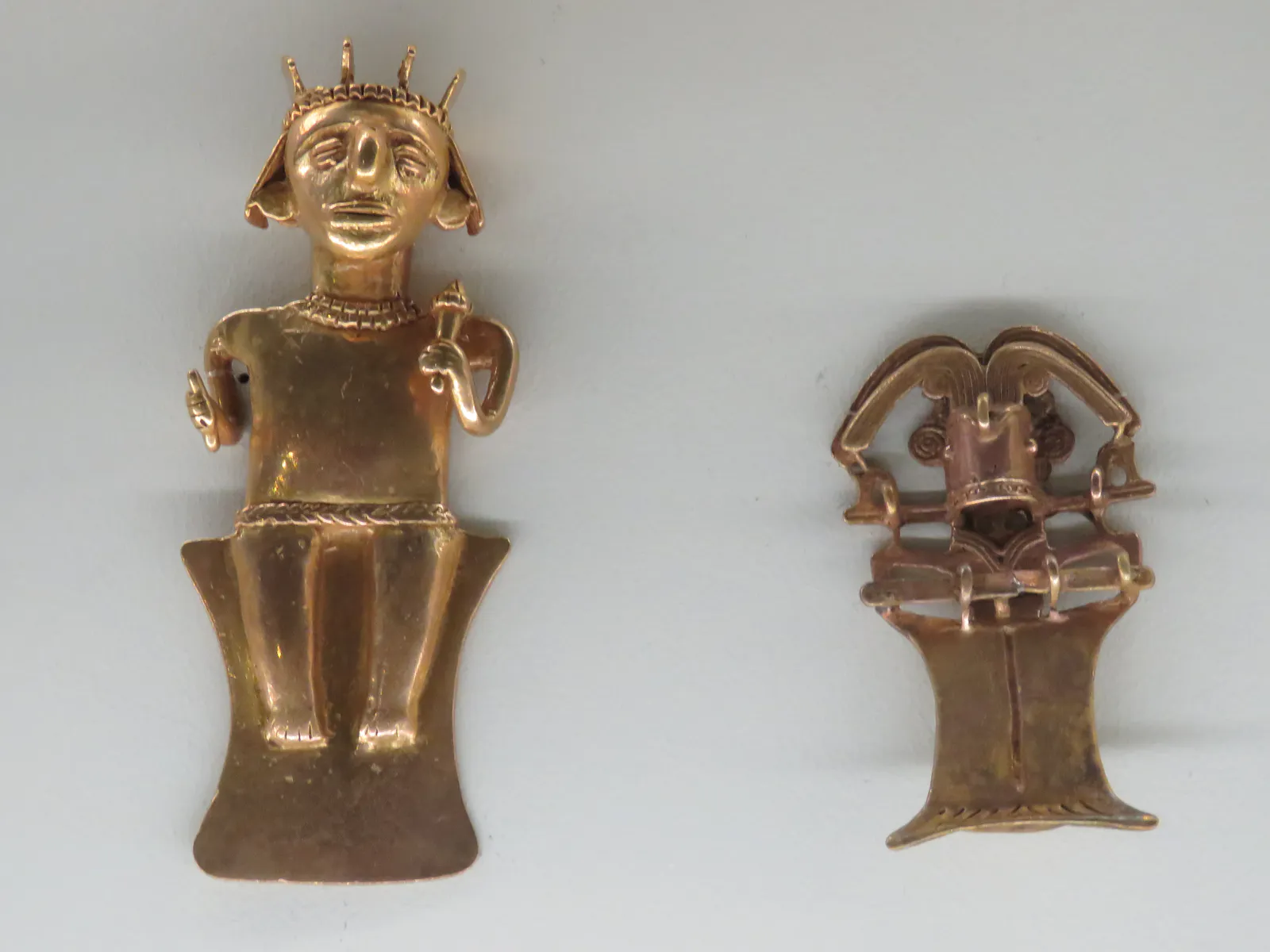 金巴亚风格的坐姿统治者与萨满形象