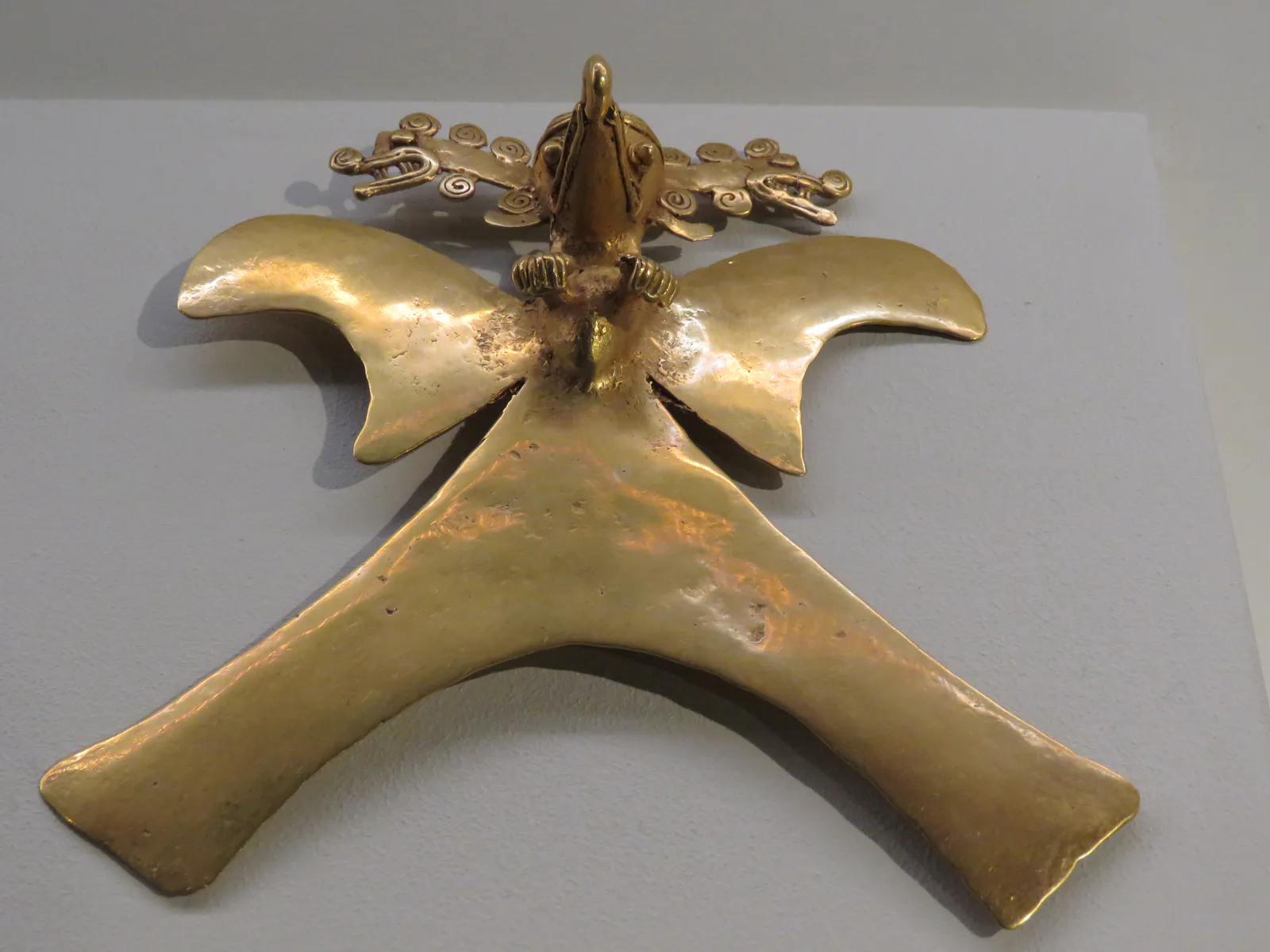 Pendentif Diquís d’aigle avec pendants d’oreilles en têtes de crocodile