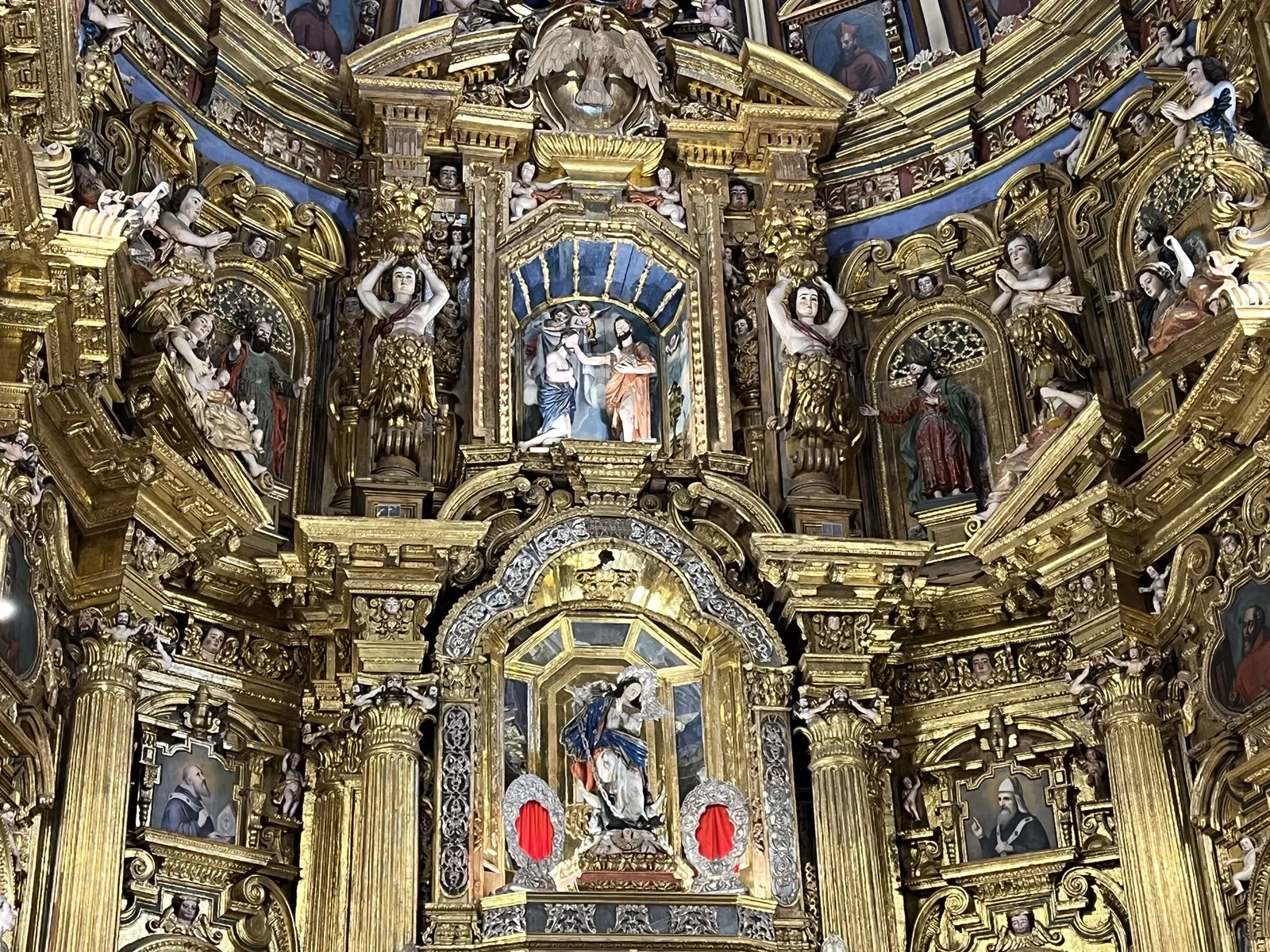 Escultura medieval de la Virgen María