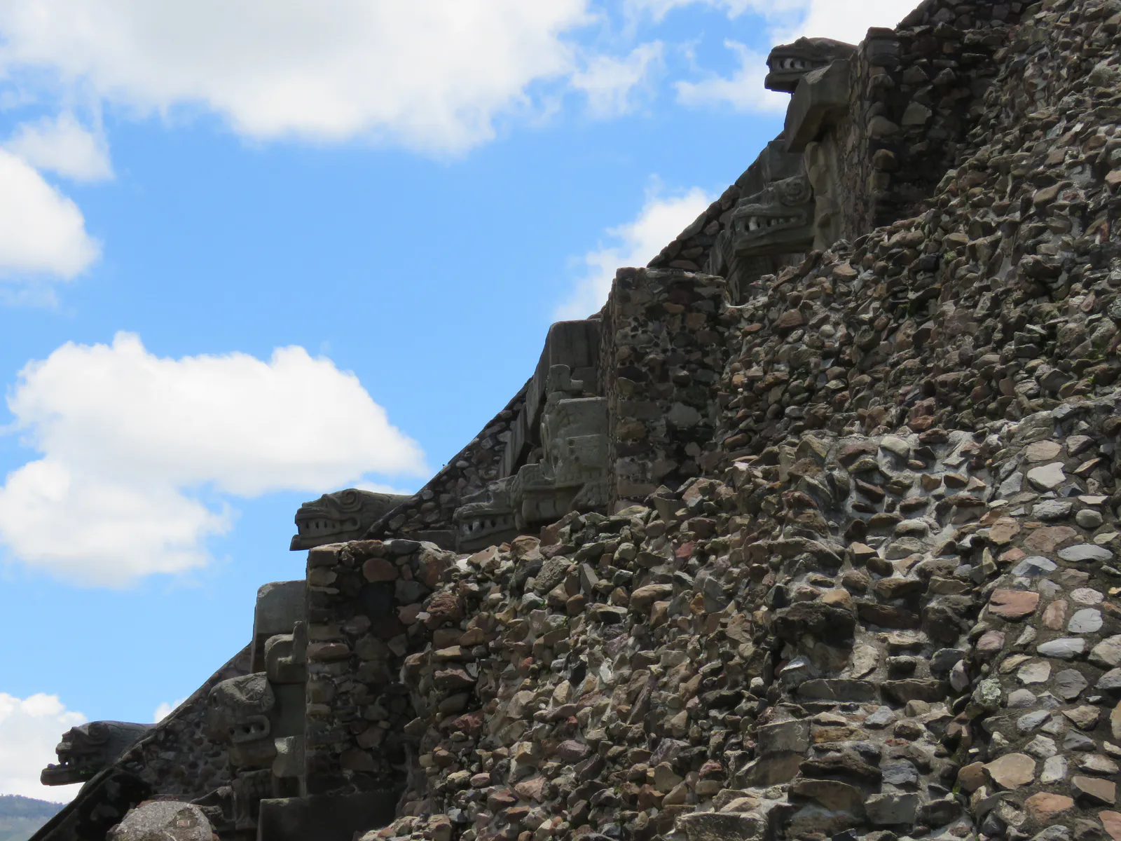 Serpents ascendants sur l’escalier du temple