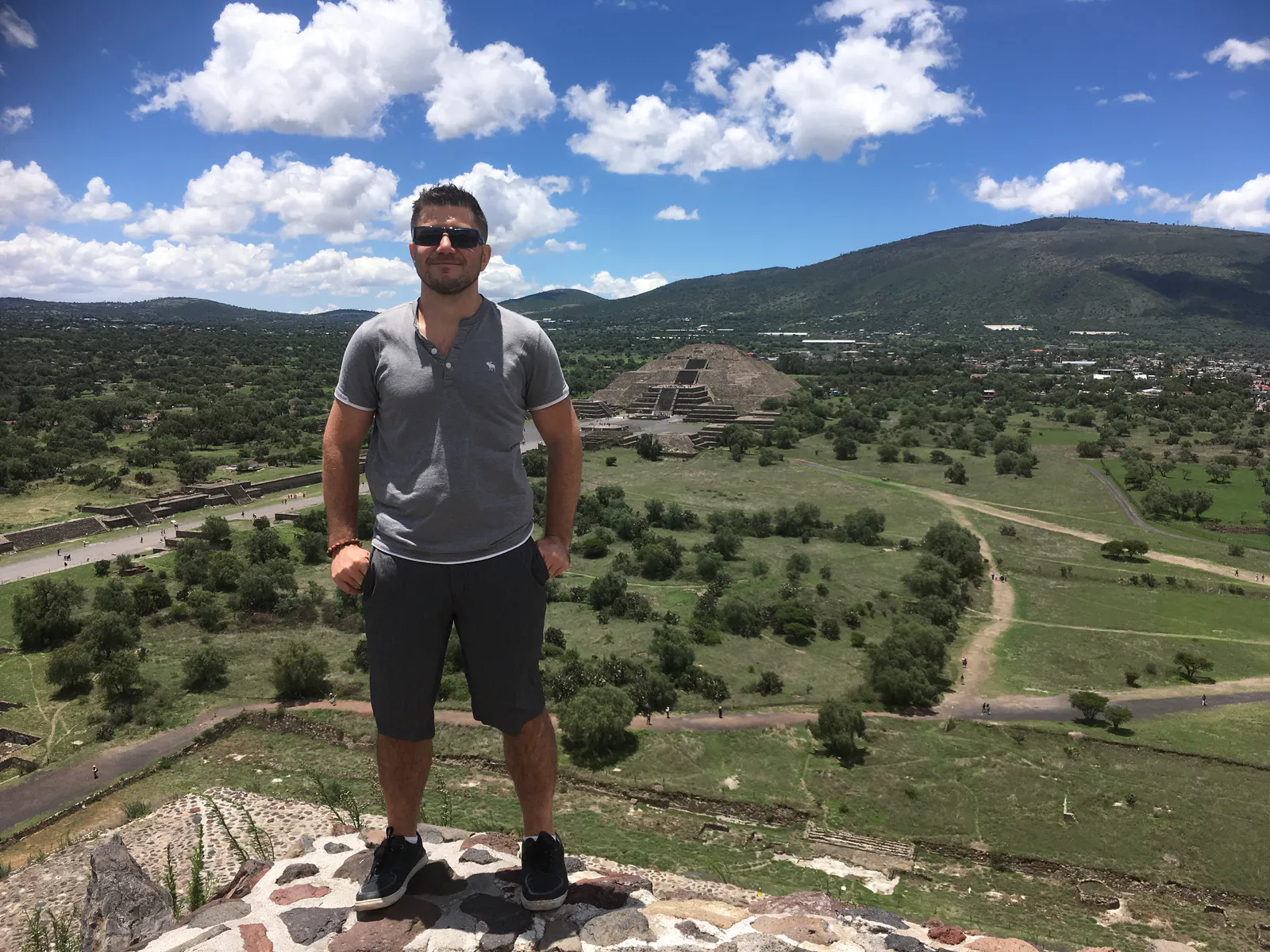 俯瞰特奥蒂瓦坎神圣景观的马克斯