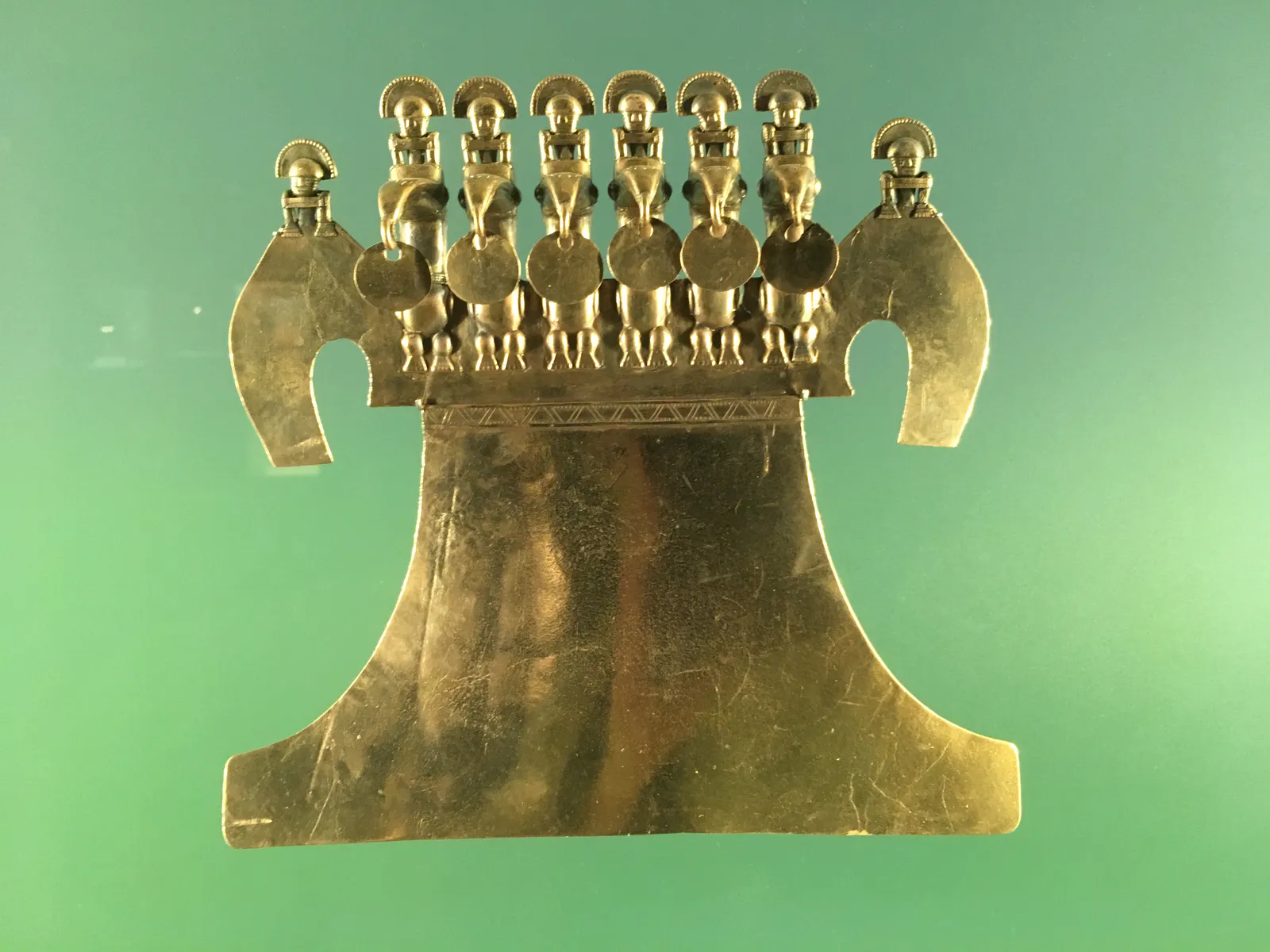 인물과 새가 장식된 무이스카 툼바가 흉장