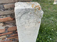 刻有基督组合字 Chi-Rho 的浮雕