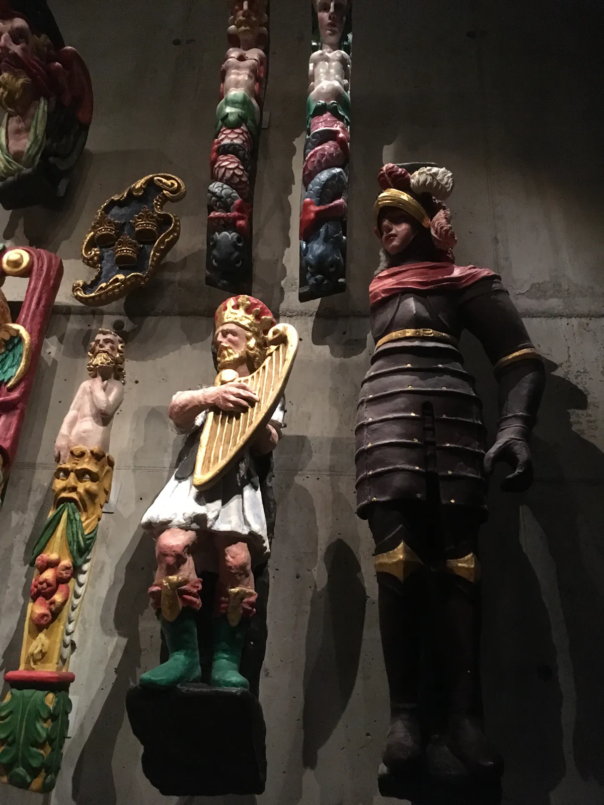 David avec harpe et guerrier maure