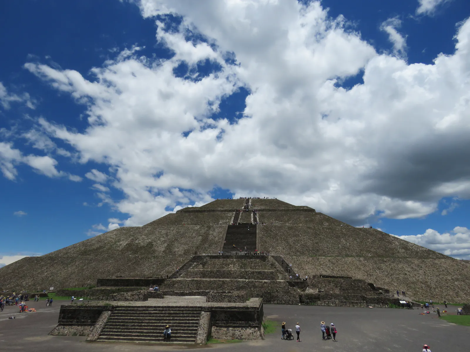 Pyramide du Soleil sous le ciel