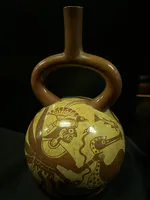 إناء موشي بفوهة على شكل ركاب