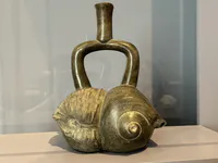 Flasche mit Spondylus- und Strombus-Muscheln