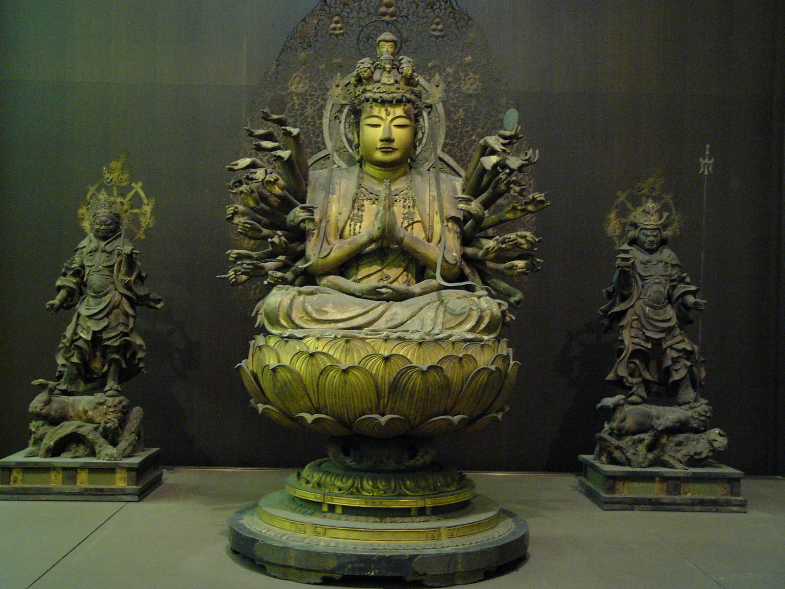 Sitzstatue von Senju Kannon