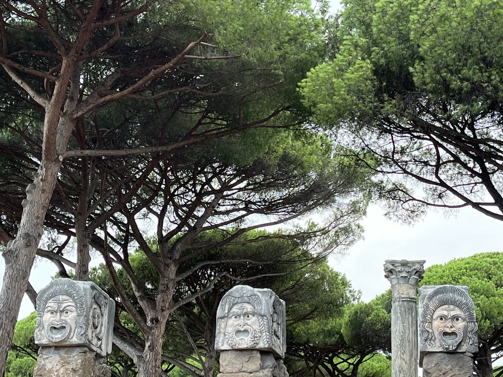 Theatermasken auf Kapitellen