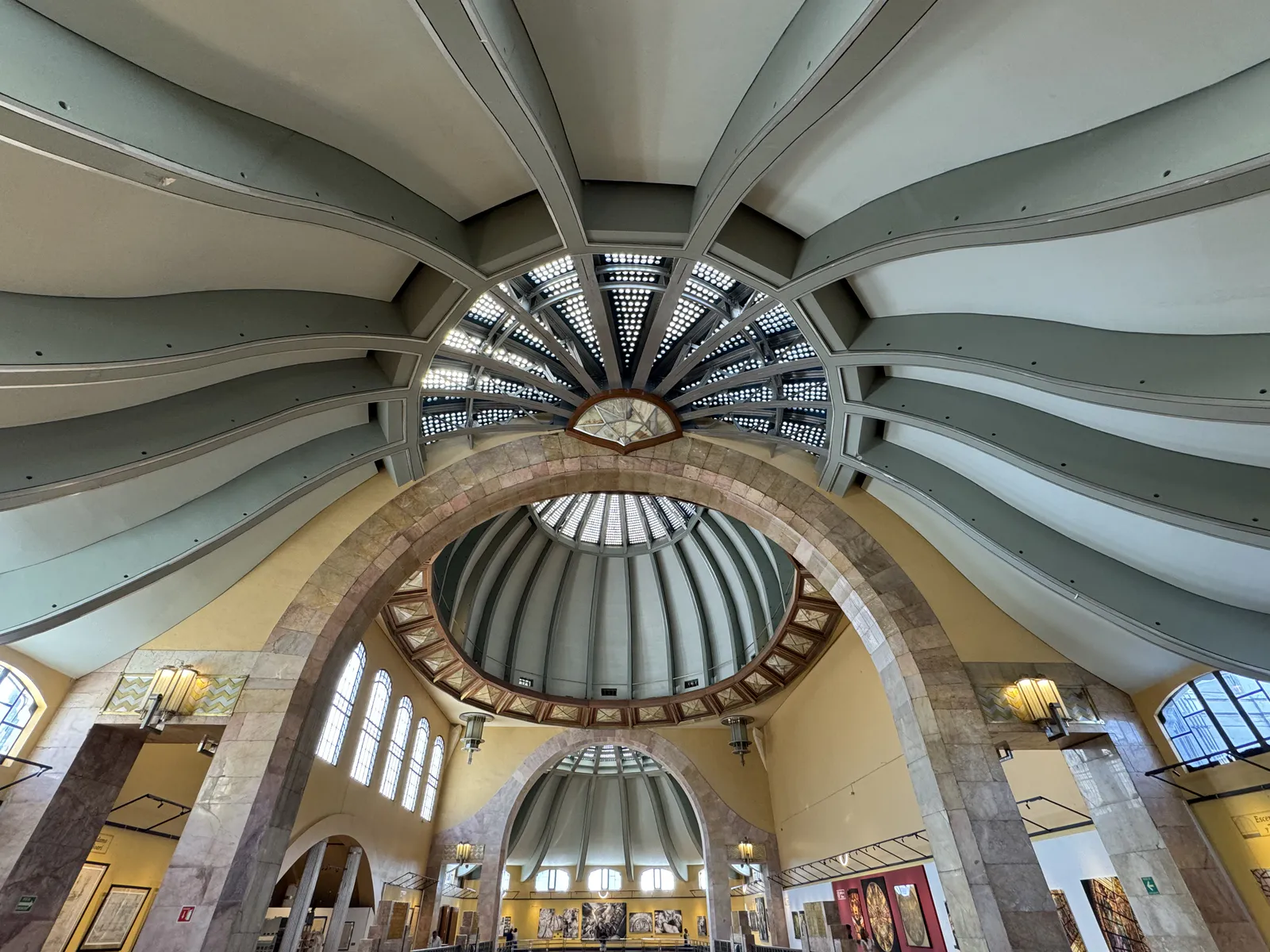 Стеклянный купол дворца изящных искусств