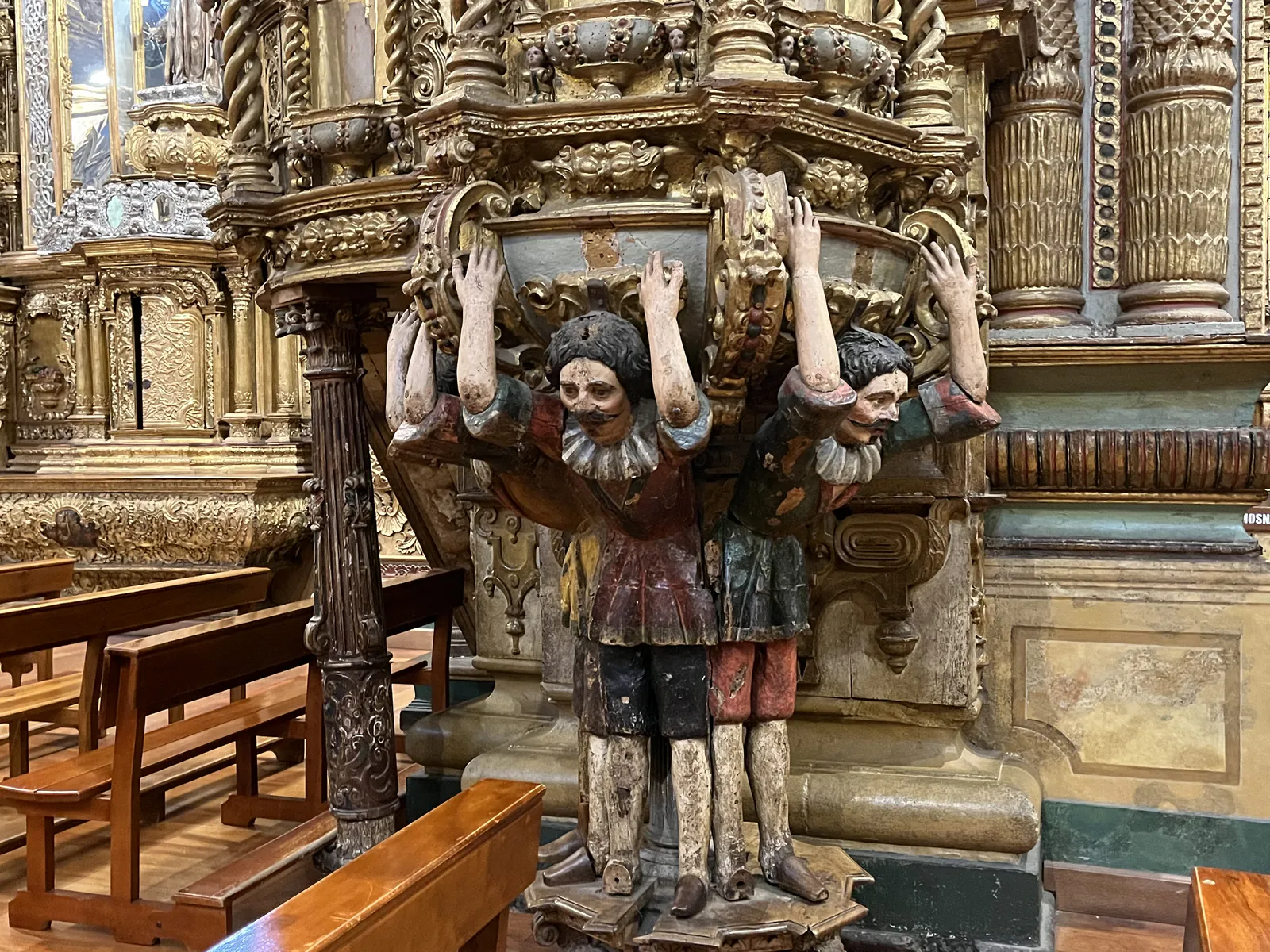 Base de púlpito com atlantes indígenas