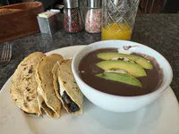 Petit-déjeuner mexicain traditionnel : tlacoyos et soupe de haricots noirs
