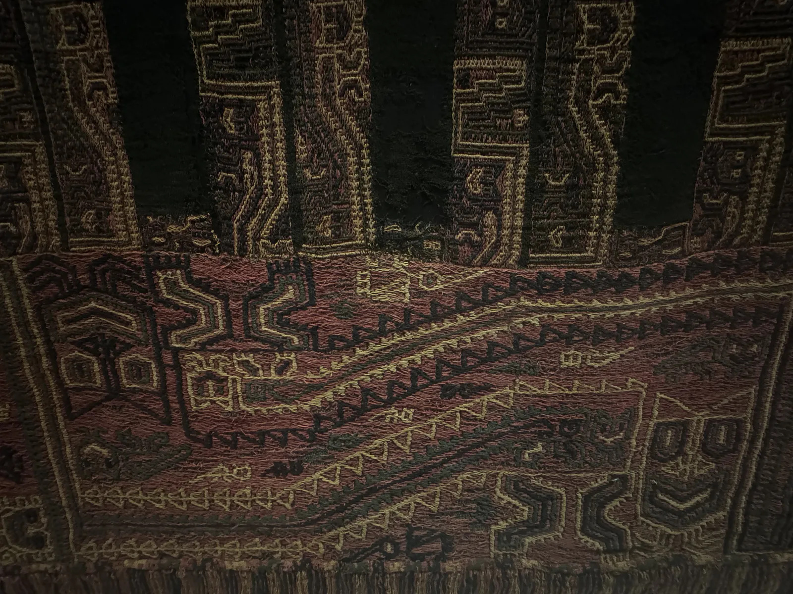 Paracas-Mantel mit Katzen- und Schlangenmotiven