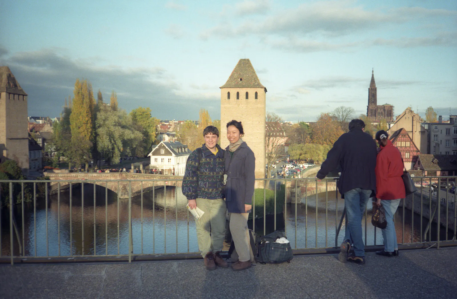 지붕 다리 앞의 맥스와 프랜시스