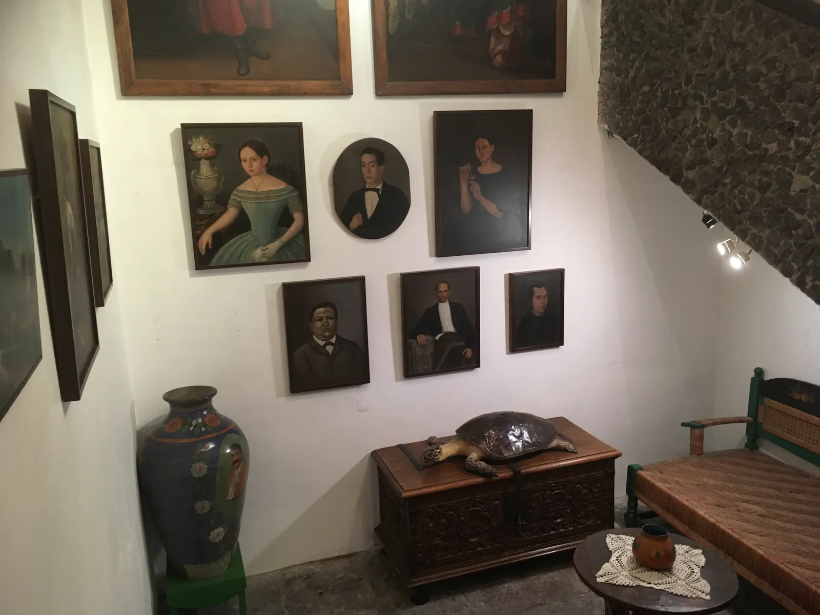 家族肖像の廊下