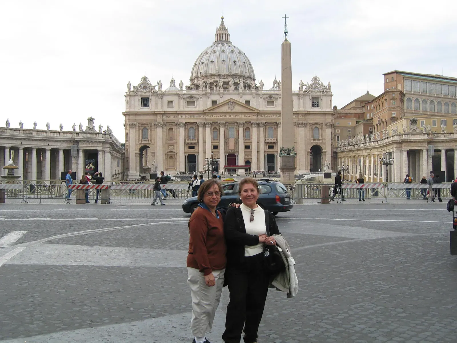 Irma e Alicia na Praça de São Pedro