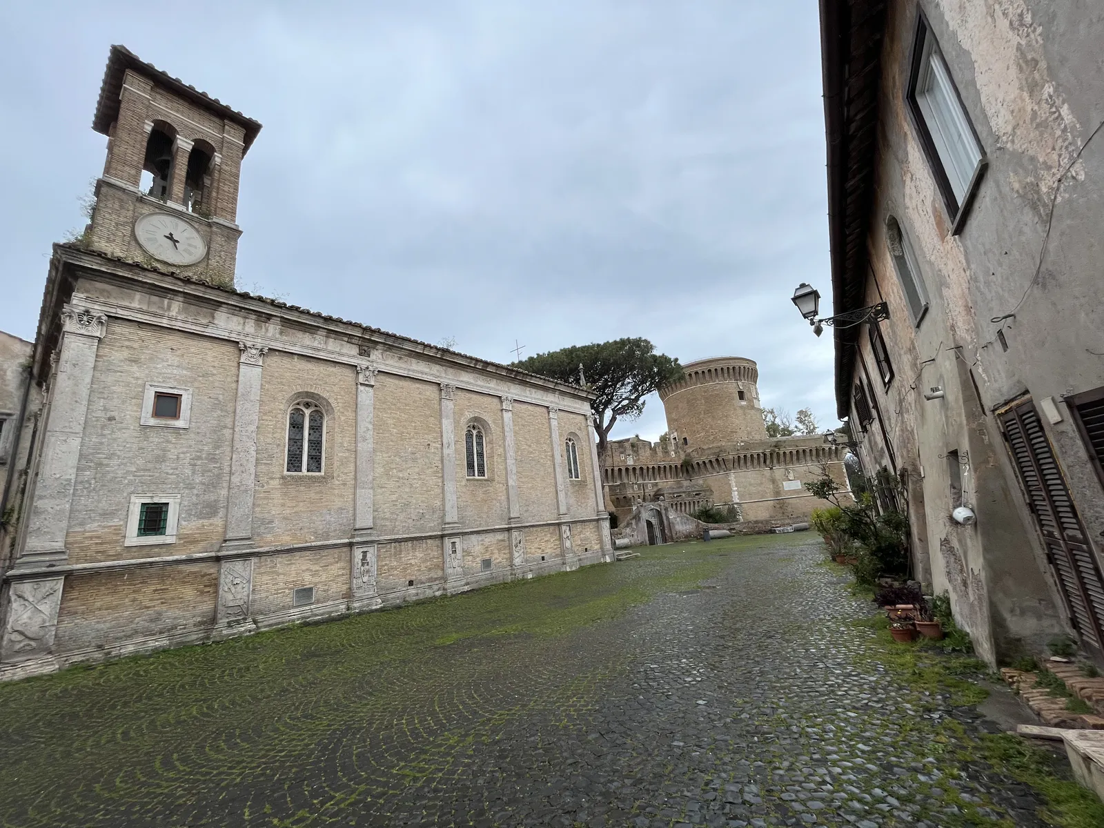 朱利奥二世城堡与圣奥雷亚教堂