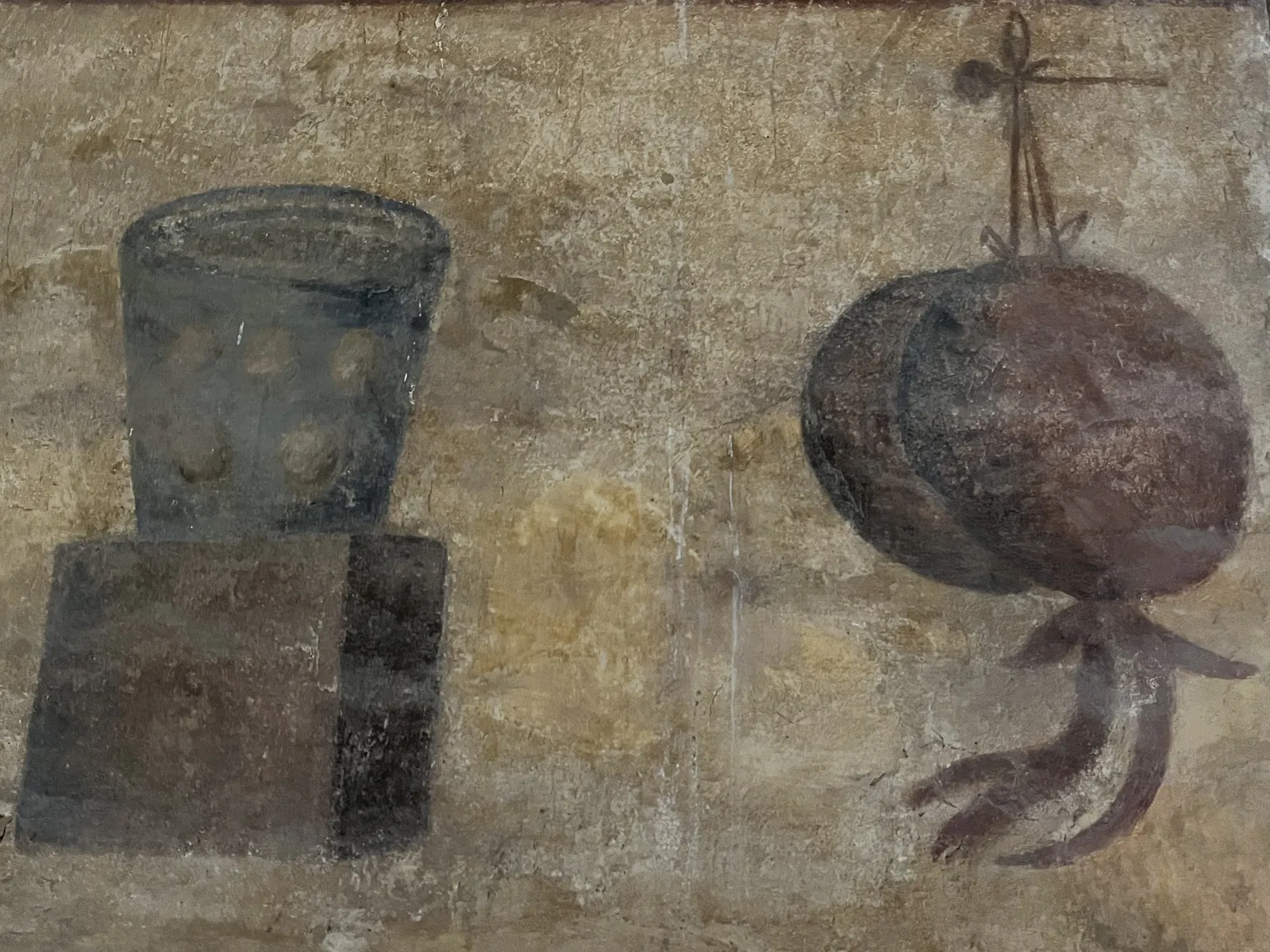 Um copo e uma salsicha pendurada