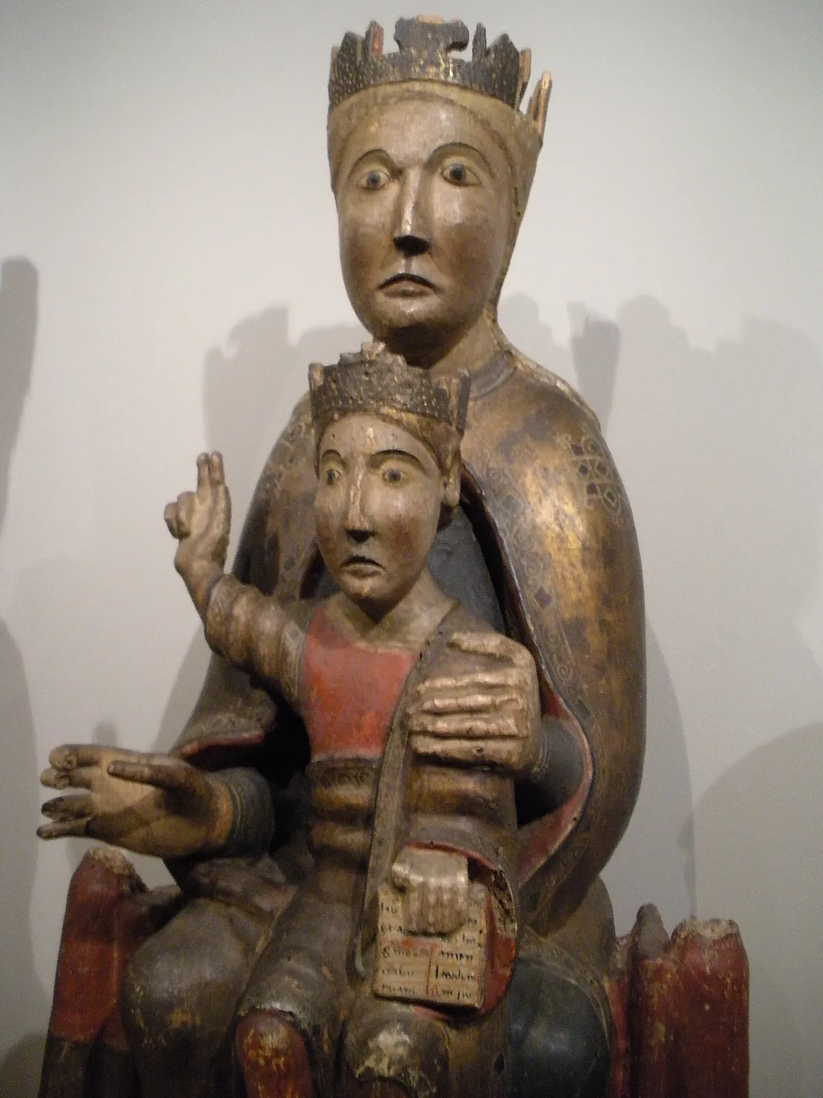 Romanische Skulptur der Madonna mit Kind