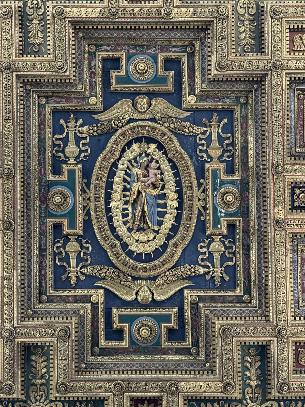 Мадонна с Младенцем на кессонном потолке