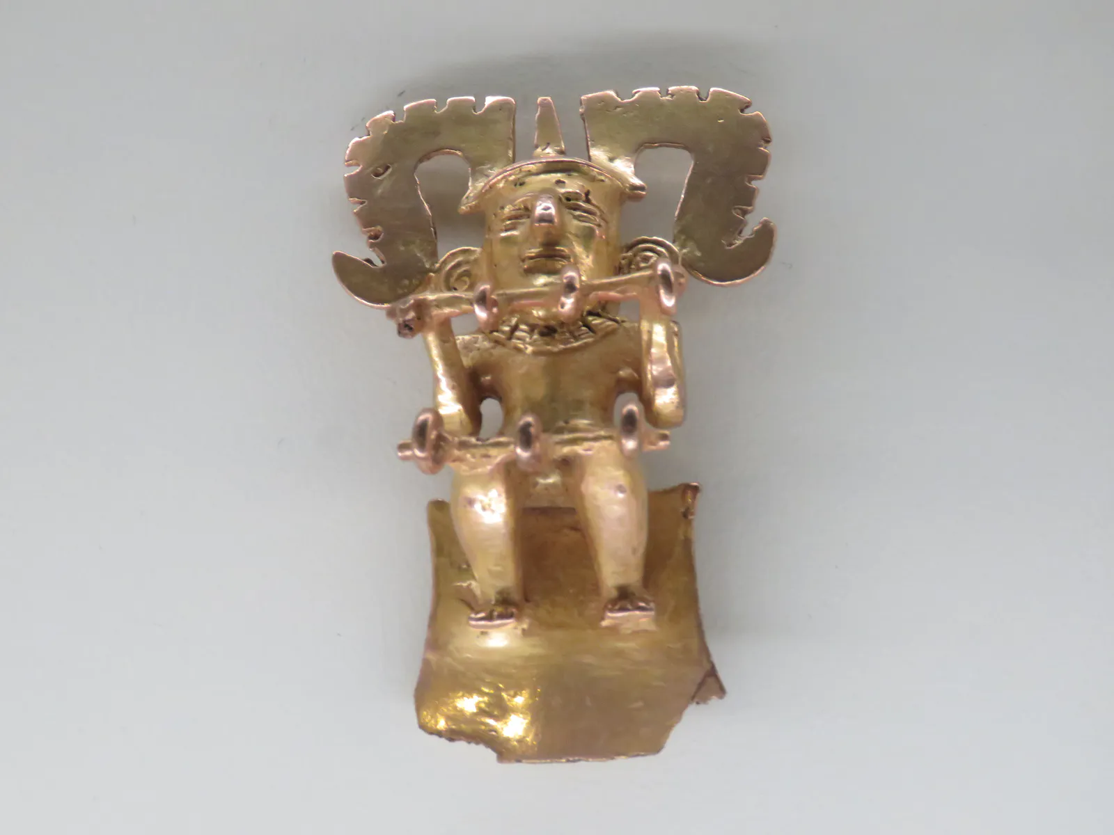 金巴亚－塞努风格坐姿人物吊坠