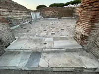 通往接待室的石制大理石门廊